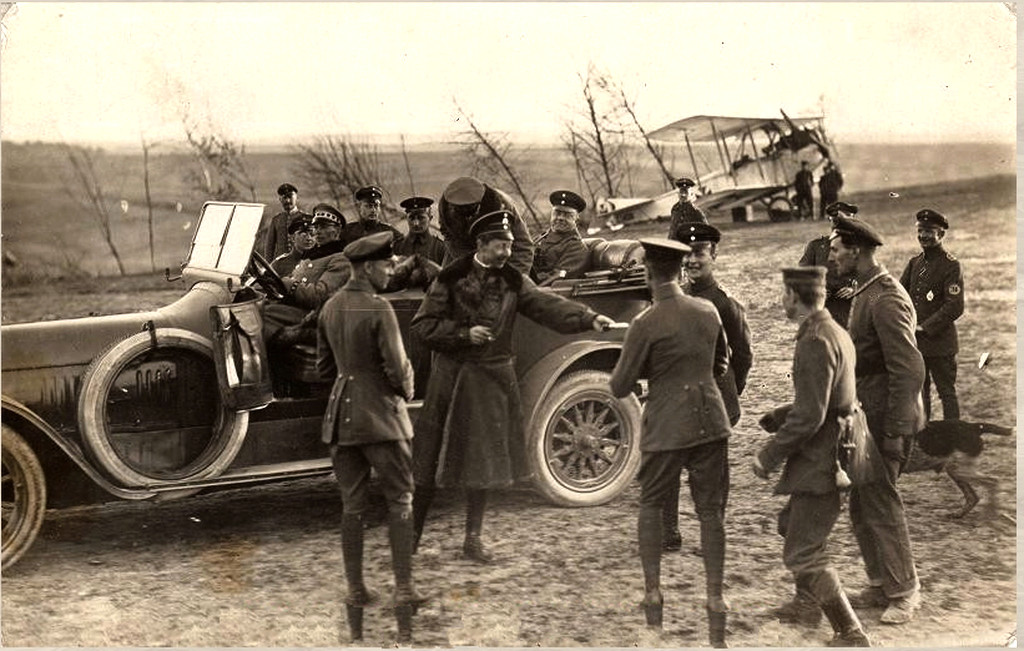 Abb. 4 Kronprinz Wilhelm zu Besuch in Cunel. Bei dem Soldaten rechts auf dem Bild ist deutlich das Abzeichen für die FFA 34 zu erkennen.