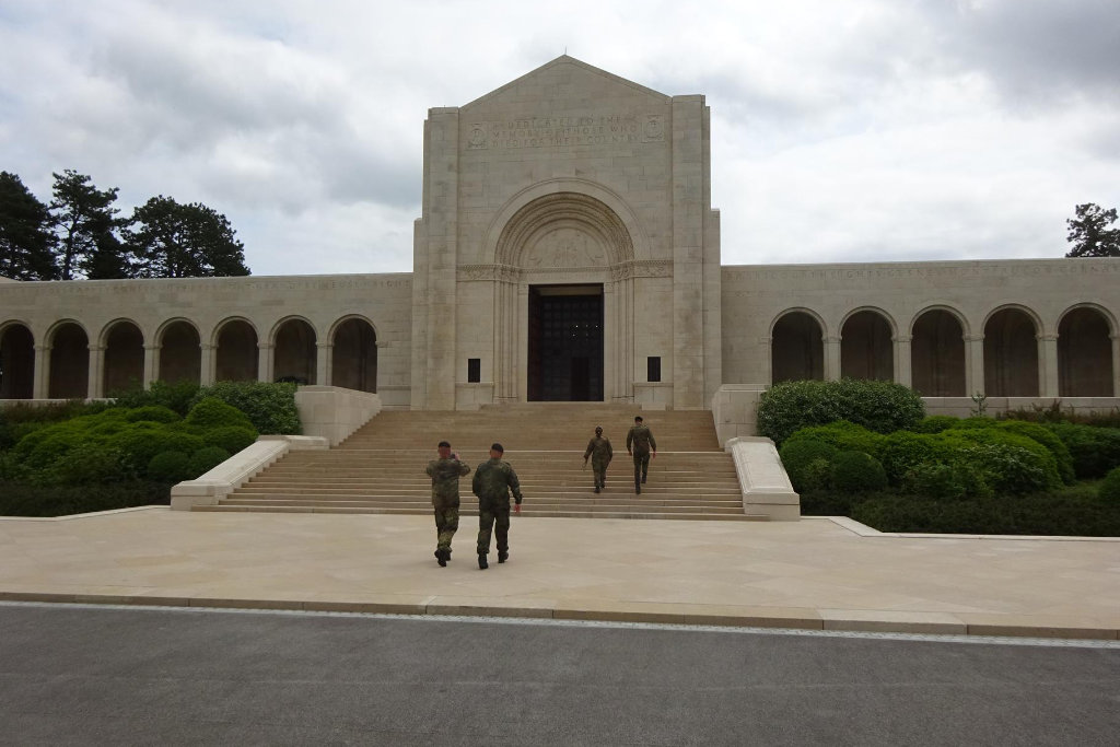 Imposantes nationales Gedächtnis. Deutsche Soldaten auf dem US-Soldatenfriedhof ROMANGNE-SOUS-MONTFAUCON