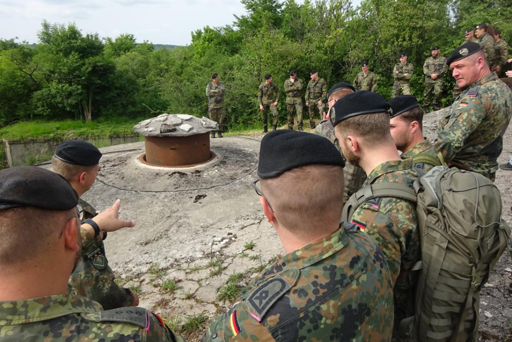 Vorführung des versenkbaren MG-Turms eines Forts vor VERDUN für die Soldaten des PzBtl 203