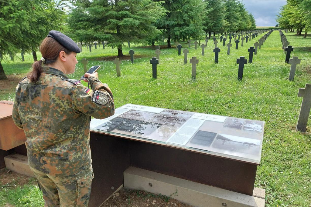 Eine Soldatin informiert sich über den Deutschen Soldatenfriedhof ROMANGNE-SOUS-MONTFAUCON