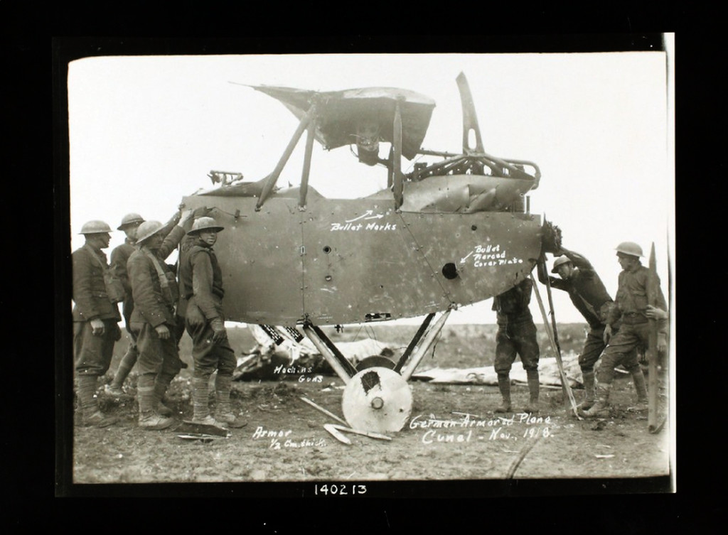 Abb. 7 amerikanische Soldaten mit dt. Flugzeugwrack mit sichtbaren Einschusslöchern